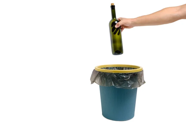 Mão Uma Garrafa Vinho Vidro Vazia Jogada Lixo — Fotografia de Stock