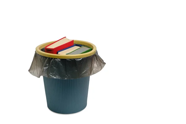 Çöp Tenekesi Içine Atılan Kitaplar Beyaz Arka Planda Izole Edilmiş — Stok fotoğraf