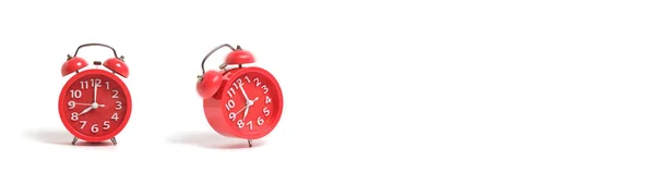 Dos Despertadores Rojos Sobre Fondo Blanco Indicando Ocho Relojes Mañana —  Fotos de Stock