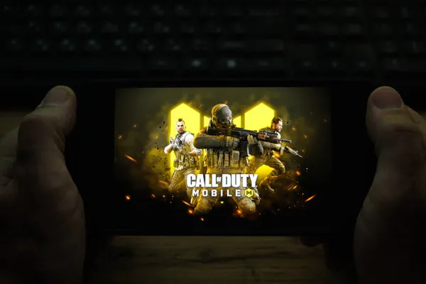 Kostanay, Kazakistan, Kasım 04, 2021 Bir adam, Call of Duty oyununun ekran koruyucusunu elinde tutuyor.