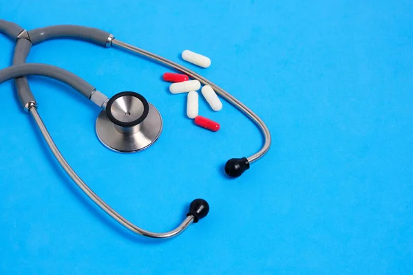 Stetoskop Pár Pilulek Modrém Pozadí — Stock fotografie