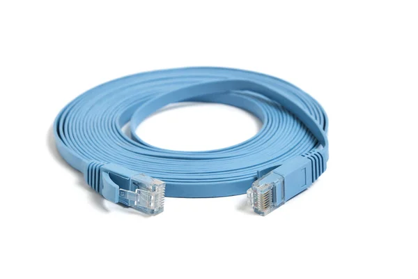 在白色背景隔离的情况下 互联网电缆是蓝色的 — 图库照片