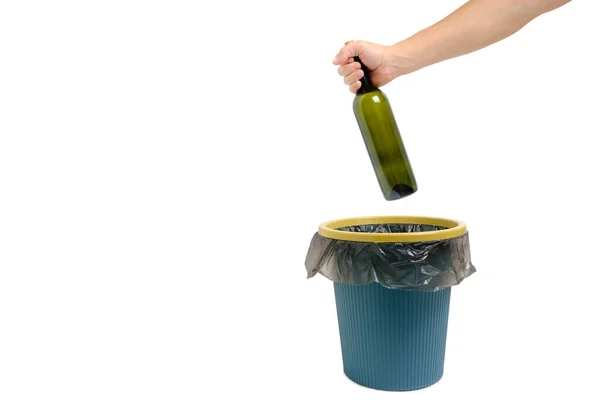 Der Hand Wird Eine Leere Glasweinflasche Den Müll Geworfen — Stockfoto