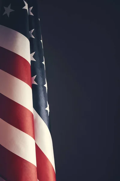 Koyu gri arka planda Amerika Birleşik Devletleri bayrağı. Amerika 'nın bayrağı eski tarz.