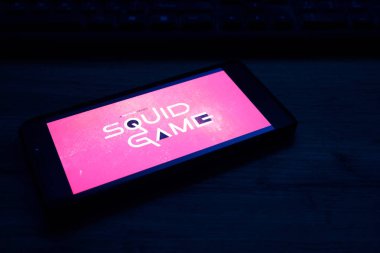 Kostanay, Kazakistan, 17 Kasım 2021. NETFLIX 'ten Squid Game serisinin logosu, akıllı telefon ekranında sinema ve televizyon dizileri için yayın yapan bir Amerikan eğlence şirketidir.
