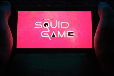 Kostanay, Kazakistan, 17 Kasım 2021. NETFLIX 'ten Squid Game serisinin logosu, akıllı telefon ekranında sinema ve televizyon dizileri için yayın yapan bir Amerikan eğlence şirketidir.
