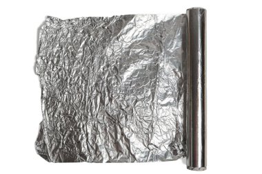 Beyaz arkaplanda fırın folyosu rulosu