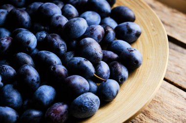 Olgunlaşmış erik tabakası pencerenin ışığı altında, üst görünümde