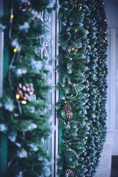 Weihnachtsdekoration Mit Tannenzweigen Und Girlanden — Stockfoto
