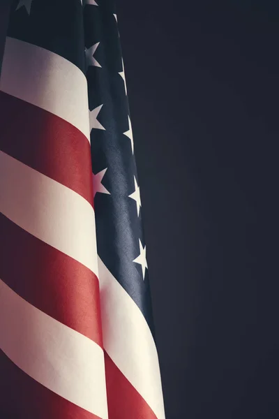 Koyu gri arka planda Amerika Birleşik Devletleri bayrağı. Amerika 'nın bayrağı eski tarz.
