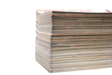 Beyaz arka planda bir yığın dergi ve gazete