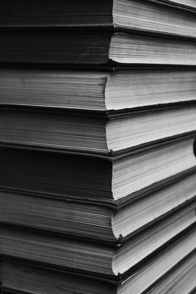 Grote Stapel Boeken Een Zwart Wit Foto — Stockfoto