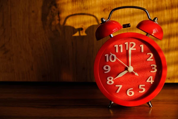 Reloj Despertador Rojo Temprano Mañana Mesa Sombras Persianas Fondo — Foto de Stock