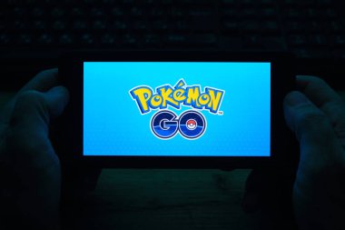 Kostanay, Kazakistan, Kasım 01, 2021 Pokemon GO adlı popüler oyun ekran koruyucusuyla birlikte cep telefonu.