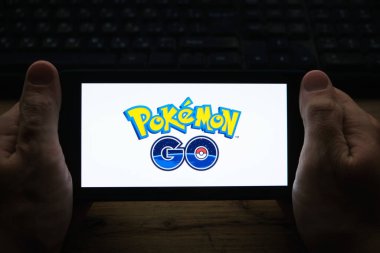 Kostanay, Kazakistan, Kasım 01, 2021 Pokemon GO adlı popüler oyun ekran koruyucusuyla birlikte cep telefonu.
