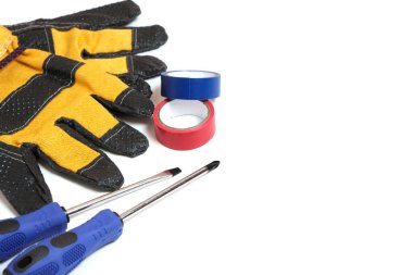 Sarı eldiven işçisi, müteahhit ve tornavida beyaz arka planda koli bandı ile