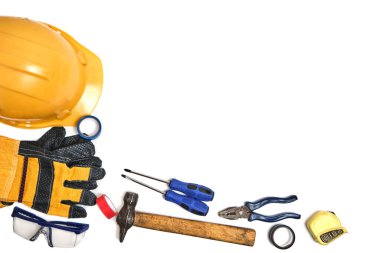 İnşaatçı, kurucu, elektrikçi, beyaz arka plan üst görünümü. Kask tornavidaları çekiç çekiçli meze mezura ve koli bandı..