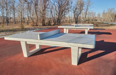 Sonbahar parkında masa tenisi masaları