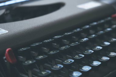 Gürültülü bir fotoğrafta eski bir daktilonun klavyesi stil ve antikadır, kapat.