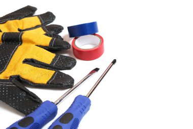 Sarı eldiven işçisi, müteahhit ve tornavida beyaz arka planda koli bandı ile