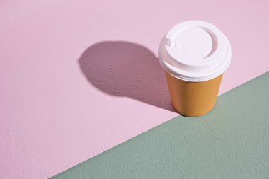 Pembe arka planda sıcak kahve ve çay için kağıt bardaklar. Paket yiyecek konsepti ve trendi.