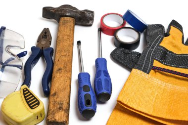 İnşaatçı, kurucu, elektrikçi, beyaz arka plan üst görünümü. Kask tornavidaları çekiç çekiçli meze mezura ve koli bandı..