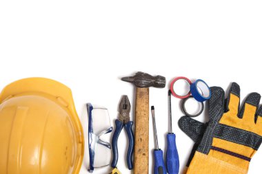İnşaatçı, kurucu, elektrikçi, beyaz arka plan üst görünümü. Kask tornavidaları çekiç çekiçli meze mezura ve koli bandı..