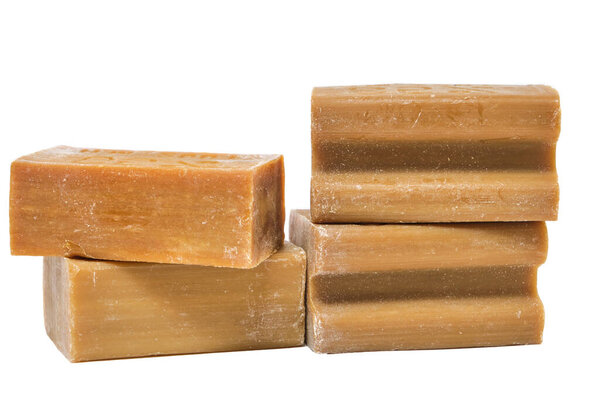 Четыре куска бытового мыла на белом фоне, изолировать
