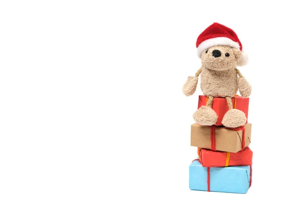 Kleiner Teddybär Mit Nikolausmütze Sitzt Auf Schachteln Mit Weihnachtsgeschenken — Stockfoto