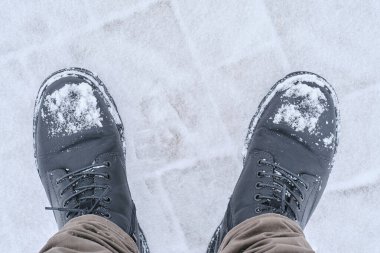 Kara bulanmış siyah botlar.