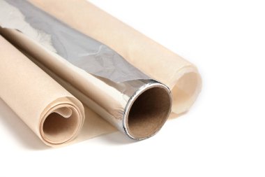 Beyaz arka plandaki kabartma kağıdını ve folyoyu ayır