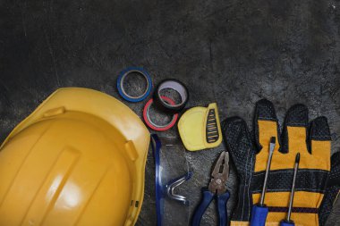 İnşaat, montaj aletleri ve koruyucu ekipmanlar.
