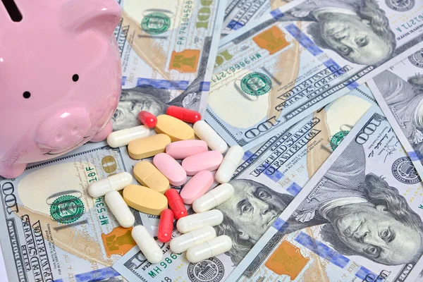 Piggy Bank Pilulky Jsou Roztroušeny Sto Dolarů Bankovky Concept Drahé — Stock fotografie