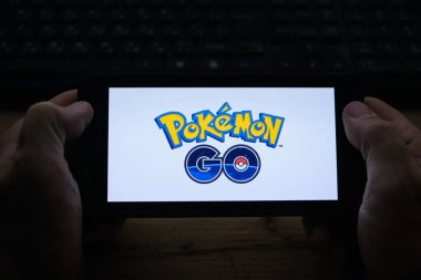 Kostanay, Kazakistan, Kasım 01, 2021 Pokemon GO adlı popüler oyun ekran koruyucusuyla birlikte cep telefonu.