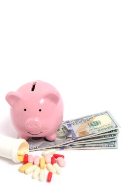 Haplar, domuz kumbarası ve beyaz arka planda çok para, konsept pahalı ilaç ve ilaçlar