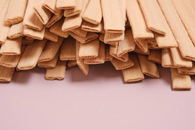 Kurabiye pembe arka plana yapışıyor.