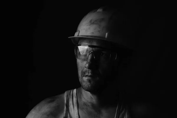 Retrato Mineiro Usando Capacete Óculos Uma Camiseta Com Rosto Sujo — Fotografia de Stock