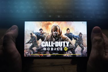 Kostanay, Kazakistan, Kasım 05, 2021 Adam popüler Call of Duty oyununun ekran koruyucusuyla cep telefonu tutuyor