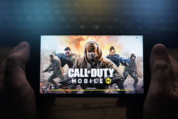 Kostanay, Kazakistan, Kasım 05, 2021 Adam popüler Call of Duty oyununun ekran koruyucusuyla cep telefonu tutuyor
