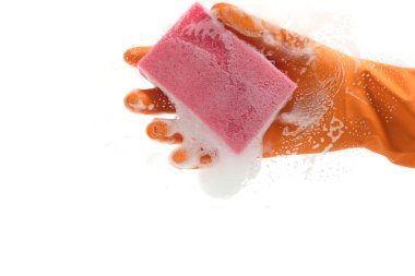 Beyaz arka planda ıslak temizleme için eldiven ve sünger, pencereleri siler.