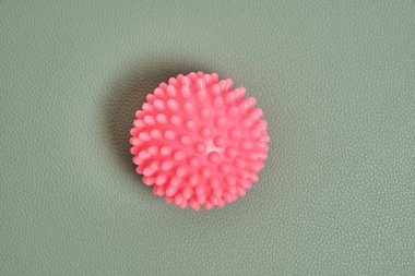 Yeşil arka planda pembe dikenli top