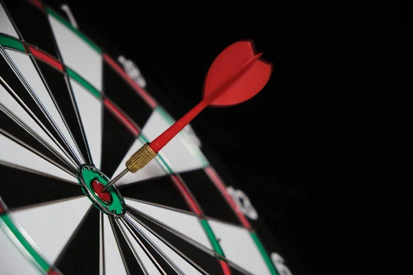 Dartscheibe Mit Darts Trifft Genau Ins Schwarze — Stockfoto