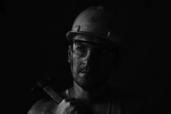Mineiro Sujo Fuligem Carvão Usando Capacete Óculos Proteção Com Martelo — Fotografia de Stock