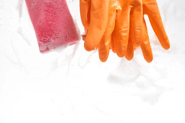 Handschuhe Mit Nassem Schwamm Zur Reinigung Auf Mit Schaumstoff Überzogenem — Stockfoto