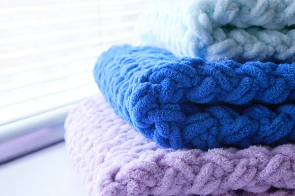 Warme Zarte Und Plüschige Handgefertigte Babydecken Drei Farben Blau Flieder — Stockfoto