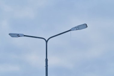 Donmuş bir sokak lambası ve sarkık bir buz saçağı.