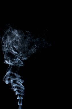 Siyah bir arkaplanda duman bulutları