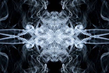 Soyut bukleler ve duman bulutları fantastik siluetler oluşturuyor.