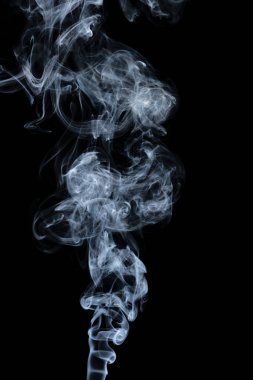 Siyah bir arkaplanda duman bulutları