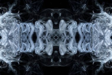 Soyut bukleler ve duman bulutları fantastik siluetler oluşturuyor.